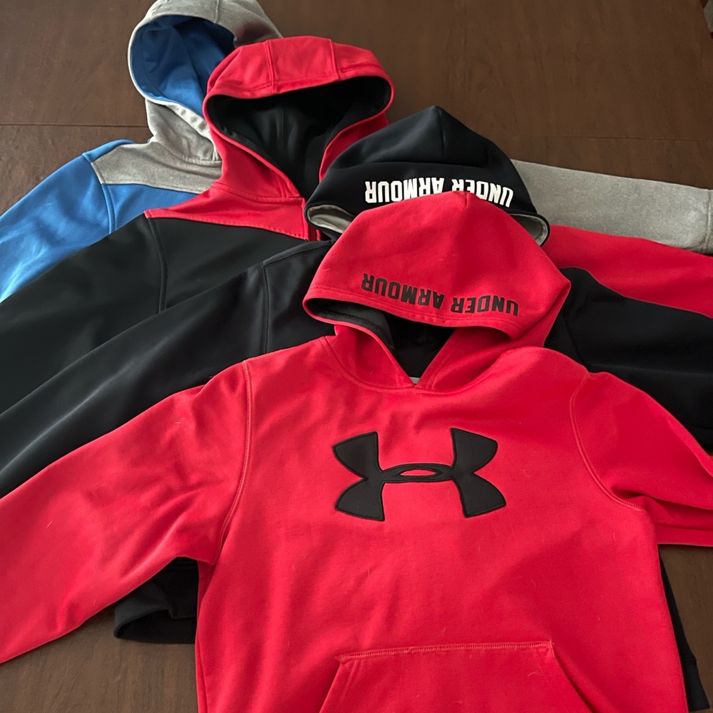 Boys Under Armour hoodies 4 pieces size Medium 2 zip up hoodies, 2 hoodies